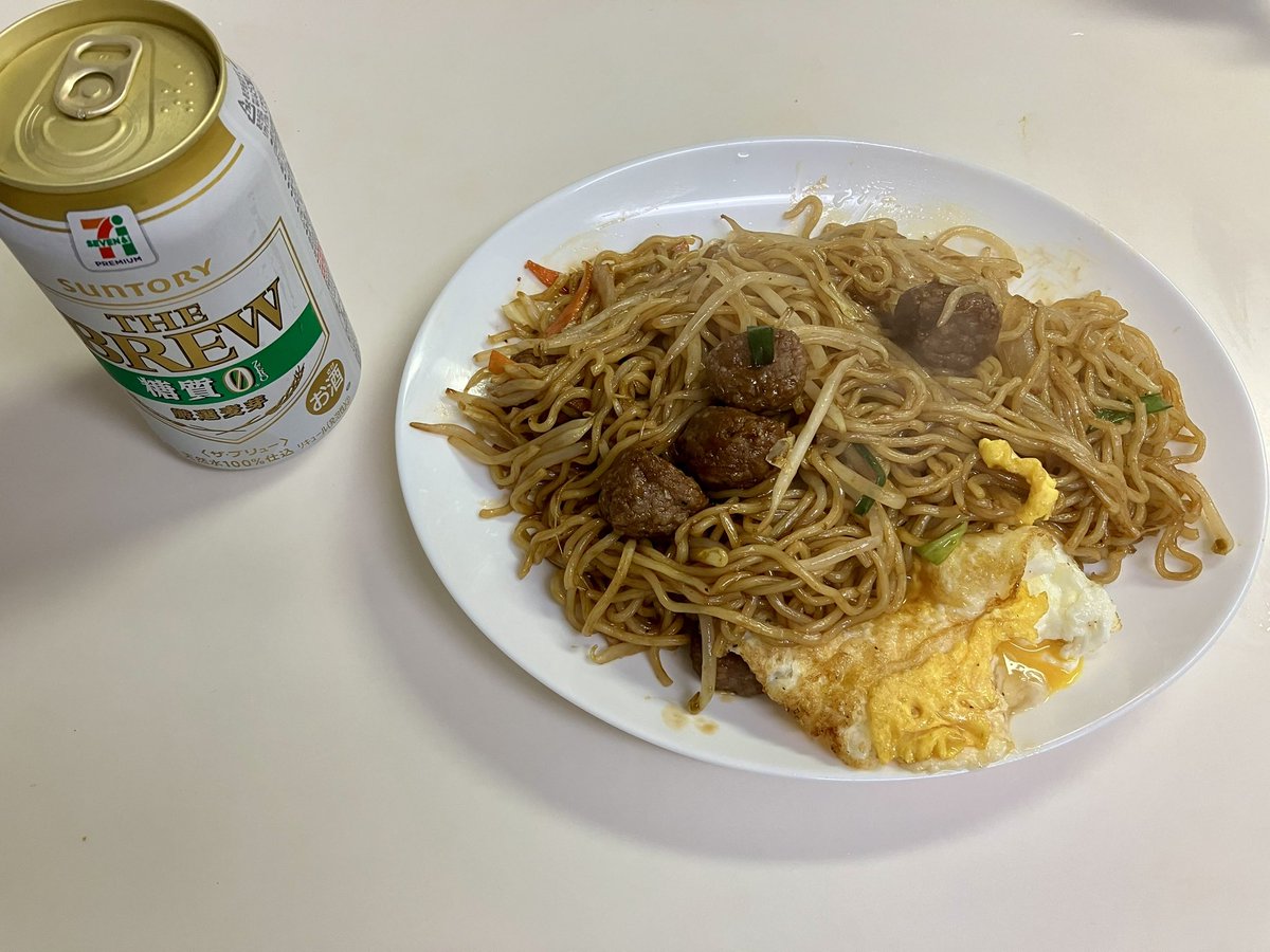 teru_munta's tweet photo. ただいまです✨
やっと1週間が終わりました💦

今夜はALLセブン食材で焼きそばであります😆
いつの間にかザ・ブリューが糖質オフから糖質ゼロに変わっててビックリです😳‼️
ありがたや〜🙏

明日はお休みなので早朝七里ヶ浜お散歩に行こうかなぁ…と思っています😊
カノンさん、いかがでしょうか？ https://t.co/eQiBCjlumB
