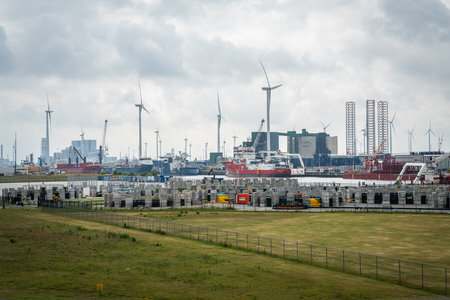provgroningen's tweet photo. Groningen is verbijsterd en wil dat het Rijk zijn afspraken nakomt. Geen kerncentrales in de Eemshaven, maar aanlanding van windenergie vanaf zee en de ontwikkeling van waterstof. https://t.co/QcPvkxPeC1 https://t.co/gwN77fj6OF