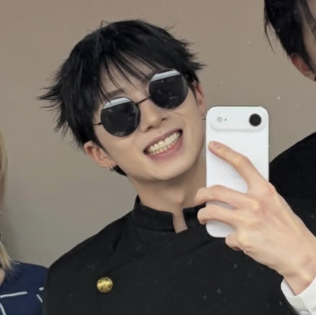 jiungiret's tweet photo. i don’t go here but he got that smile DOWN https://t.co/M60hQpumNJ