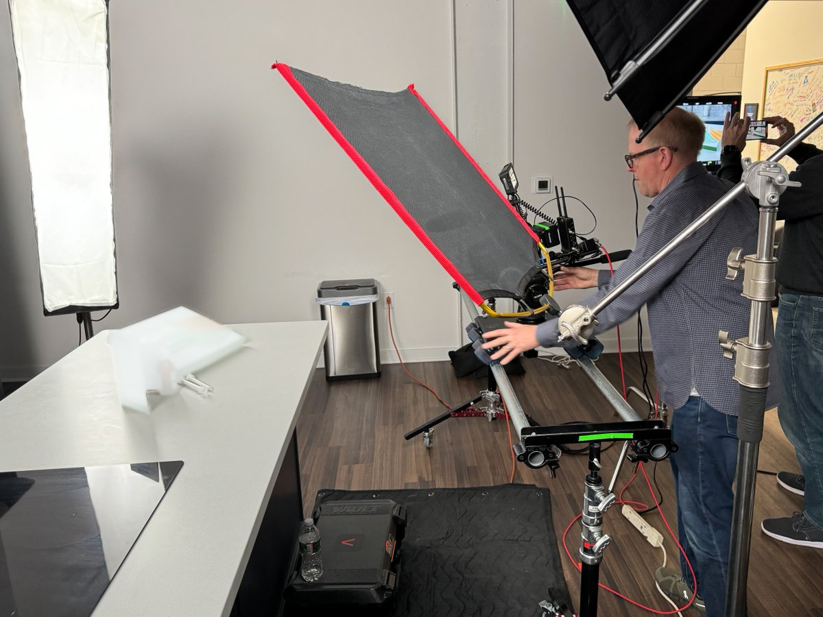 josubu's tweet photo. Product shoots are all about the details. Every reflection, angle, and movement is carefully crafted before the camera rolls.
A little BTS look at the process that goes into creating clean, polished healthcare content.
#MedicalMarketing #ProductShoot #MarketingContent #BTS https://t.co/krU6voOg2b