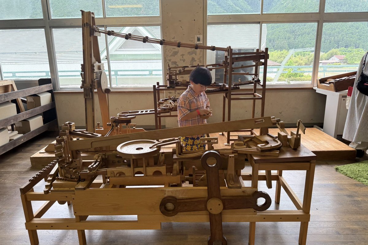 beautifulbell22's tweet photo. ずーっと行ってみたかった
monoile Wood Toy Museum 🌳
車が無いと難しい場所で
行けてなかったけど
運動会で来阪してくれたお義母さんの
運転で行けた🚗感謝🙏

ビー玉のピタゴラ装置が
それはそれはめちゃたくさんあって
りったん案の定大興奮🥳
近かったら毎週通いたいくらい
最高の遊び場でした🥹 https://t.co/CRccQRWJxA