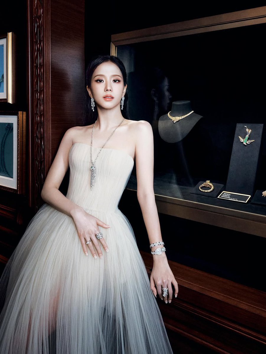 hiroppi_sp's tweet photo. แล้วดูความหรูหราหมาเห่าของ JISOO x Cartier … เข้าใจยังว่าทำไม Cartier ถึงครองอันดับ 1 ตลอดกาล ที่ยอดขายไม่เคยล้มเหลวแม้แต่ไตรมาสเดียว ลุงเบอร์นาร์ด LVMH ก็ฝันอยากล้มไปดิ ฝันมาหลายปีแล้ว แต่ยังไม่มีโอกาสแม้แต่ได้ไปเฉียดใกล้เค้าเลย https://t.co/TdAaTWSo4t