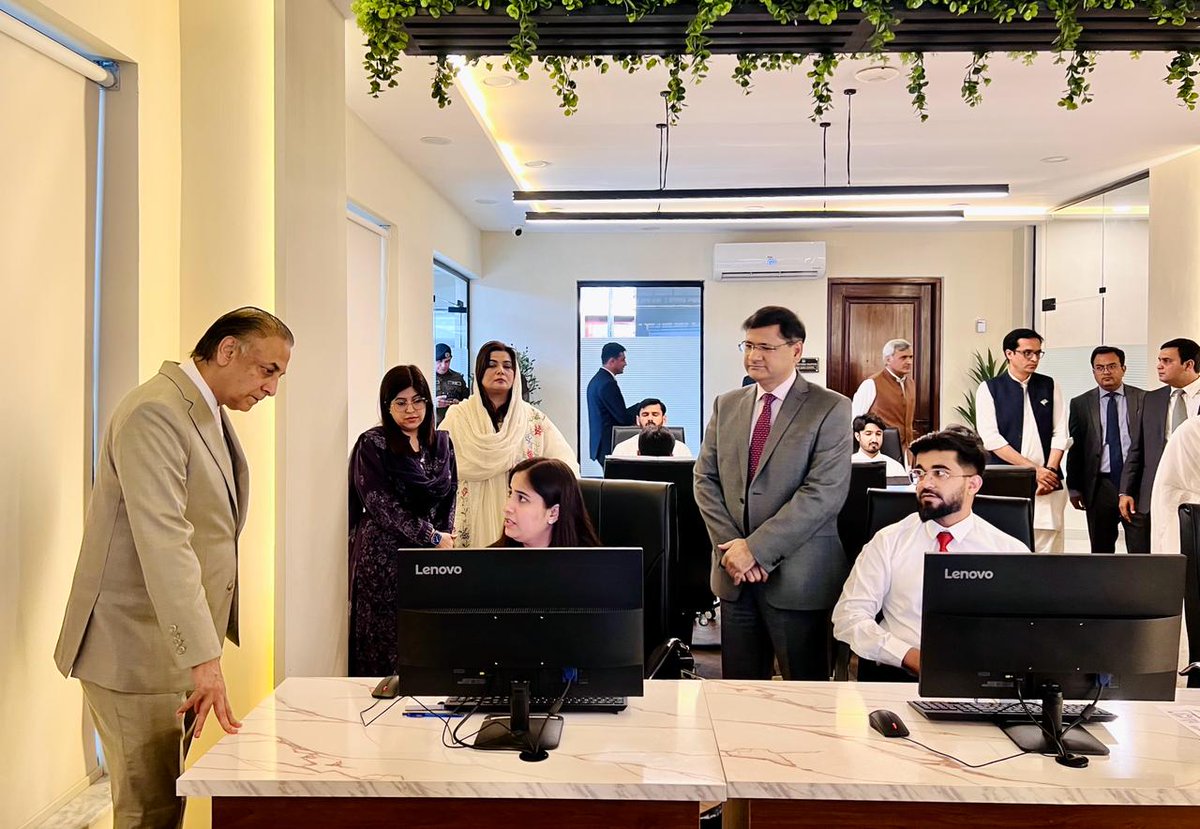 homedptpunjab's tweet photo. محرم الحرام میں سوشل میڈیا پر فرقہ وارانہ و نفرت انگیز مواد کی روک تھام کیلئے محکمہ داخلہ میں خصوصی سیل قائم۔ چیف سیکرٹری پنجاب زاہد اختر زمان کا جدید ڈیجیٹل میڈیا سیل کا دورہ، لائیو مانیٹرنگ کے عمل کا جائزہ۔ 
#Punjab #Home #Security #Saftey #Muharram2026 #CyberPatrolling https://t.co/VyMwbxz31H