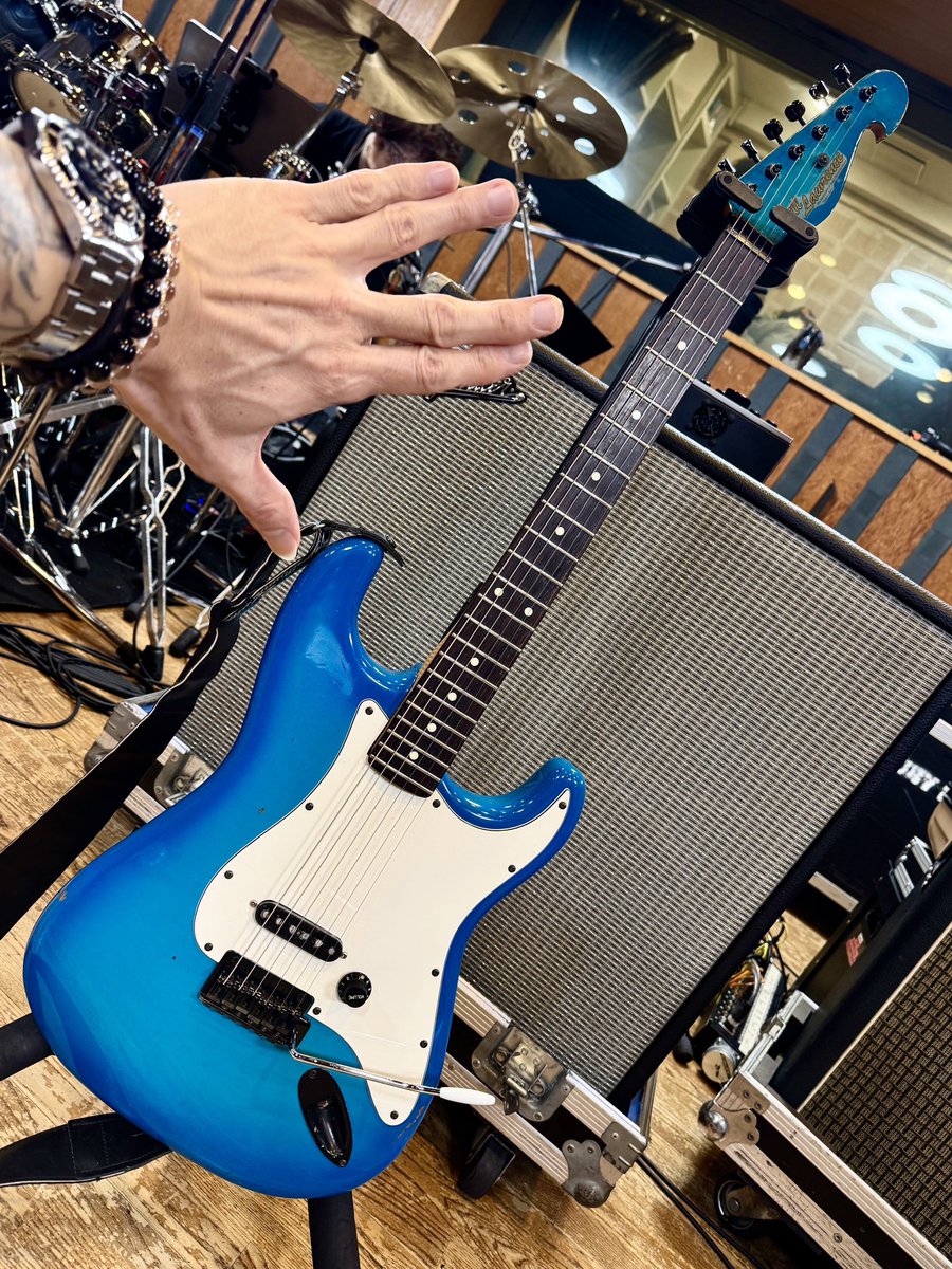 SUGIZOofficial's tweet photo. 高校の頃の憧れのGuitar😎 https://t.co/aW9NqLzmNo