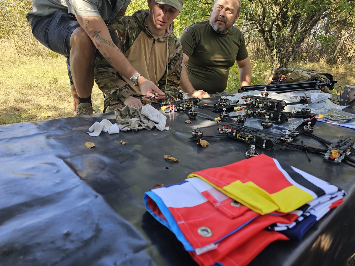 Veteransforukr1's tweet photo. Fpvs to the frontline! support us at: https://t.co/YeQC1qNPco #StandWithUkraine #SupportUkraine #SlavaUkraini #UkraineStrong https://t.co/lyEPZfKrBd