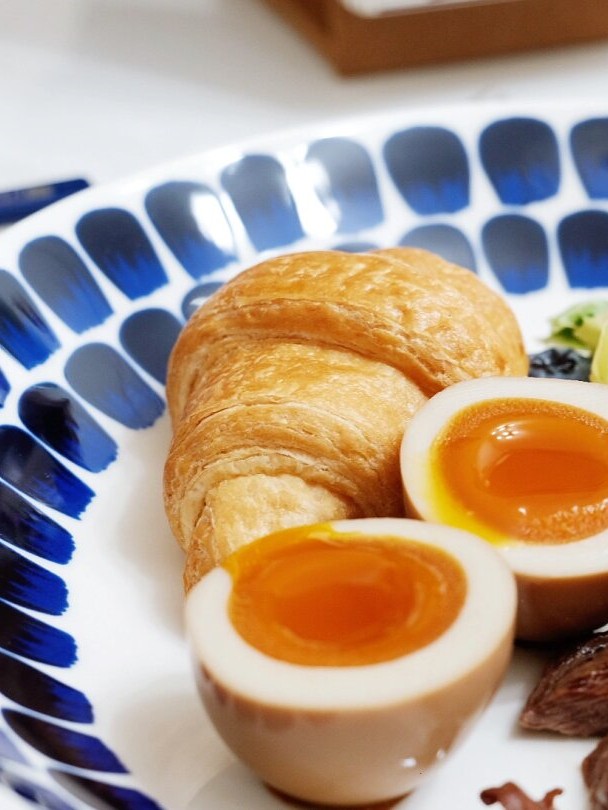 Marina20444959's tweet photo. Just pulled a perfectly golden croissant from the oven—crunchy outside, buttery soft inside, pure morning joy ， https://t.co/MEkrQ864pp