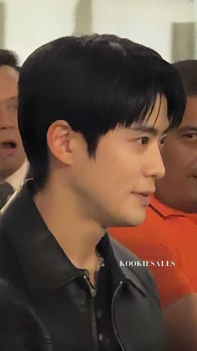 truebluemooon's tweet photo. ออลแบล็คไปเปิดสาขาในสนามบินโคตรจะเริ่ด กลางวันแต่งตัวโทนสีสว่าง กลางคืนแต่งตัวออลแบล็ค หยิบจับอะไรก็ปังหมด สมแล้วที่ BUTTER BABY ชูสให้มาเปิดสาขา เต็มสิบไม่หักกับลุคนี้ทั้งๆที่เพิ่งจะเท้าแตะอินโด เก่งมากๆๆๆ

#ButterBabyxJAEHYUN #JAEHYUN https://t.co/c45iSi8WDS