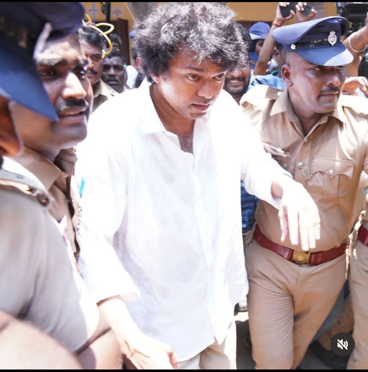 DforceOffl's tweet photo. இந்த மொகரைய தலைவனா வச்சிக்கிட்டு… Wig பத்தி நீ எல்லாம் பேசலாமாடா… https://t.co/3TrtVtB4Dx