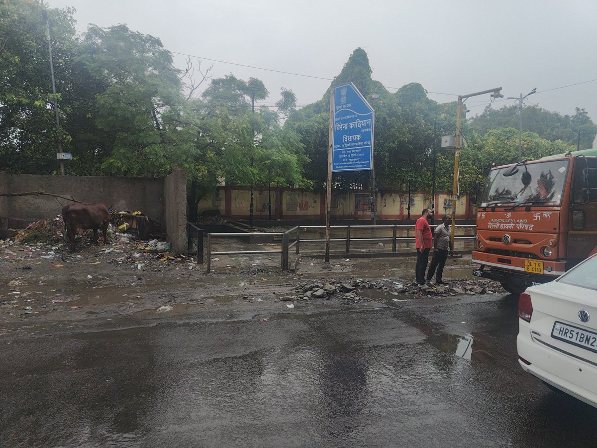 paras_0707's tweet photo. @JasjeevGandhiok A similar decision was issued on 14/5/25, on 17th @DelhiPwd contractor build a #garbage dump on #footpath We approached #DelhiHighCourt court directed #GNCTD examine what could be done. Nothing happened, we went back: the matter remains pending to this day! #supremecourtdefied https://t.co/tVYTiWYIHF