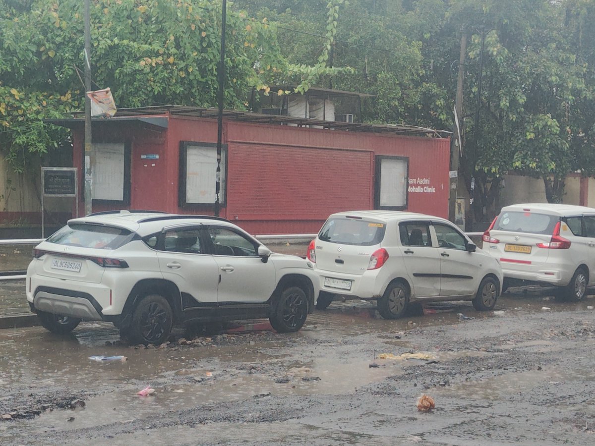 paras_0707's tweet photo. @JasjeevGandhiok A similar decision was issued on 14/5/25, on 17th @DelhiPwd contractor build a #garbage dump on #footpath We approached #DelhiHighCourt court directed #GNCTD examine what could be done. Nothing happened, we went back: the matter remains pending to this day! #supremecourtdefied https://t.co/tVYTiWYIHF