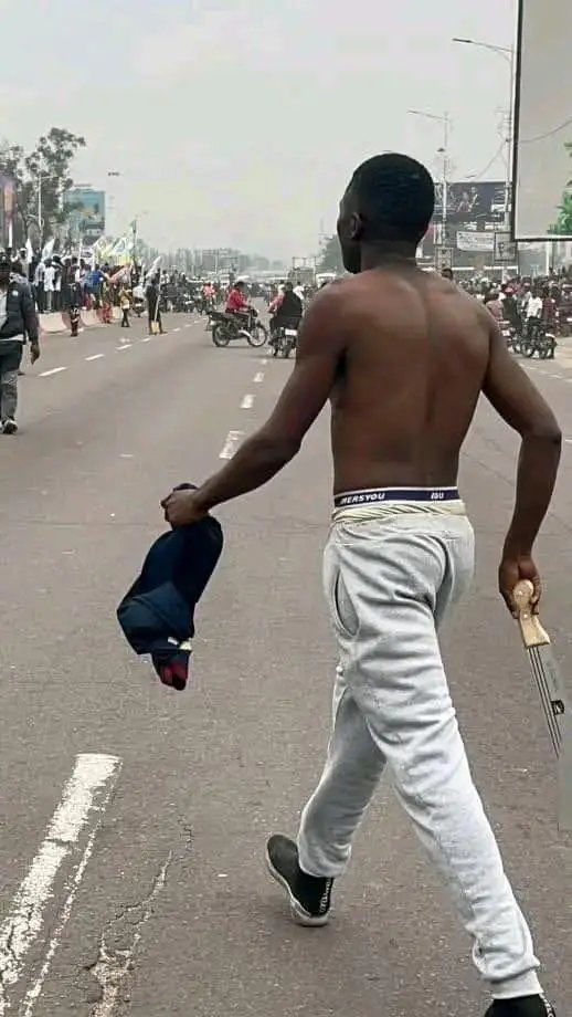 JeampyAlivision's tweet photo. 🇨🇩 #Urgent #RDC | Sit-in du 12 juin : le Procureur général ouvre une information judiciaire

Le Procureur général près la Cour de cassation a annoncé, ce vendredi 19 juin 2026, l'ouverture officielle d'une information judiciaire à la suite des incidents survenus lors du sit-in organisé le 12 juin dernier devant le Palais du Peuple, à Kinshasa.

Dans un communiqué, le parquet indique que cette procédure vise à faire toute la lumière sur les événements qui ont émaillé cette manifestation, notamment les actes de violence, les troubles à l'ordre public ainsi que les dégâts matériels et les préjudices humains enregistrés au cours de cette journée.

Les enquêteurs ont été instruits de réunir tous les éléments de preuve nécessaires afin d'identifier les éventuels responsables et de déterminer les circonstances exactes des faits. Le ministère public précise que les investigations concerneront aussi bien les auteurs directs que les éventuels coauteurs, complices ou commanditaires.

Le Procureur général rappelle que nul n'est au-dessus de la loi et assure que toute personne dont la responsabilité pénale sera établie répondra de ses actes devant les juridictions compétentes, conformément aux dispositions légales en vigueur.

Cette décision marque une nouvelle étape dans le traitement judiciaire des événements du 12 juin et pourrait avoir d'importantes répercussions sur le paysage politique national, alors que les débats autour des responsabilités des différents acteurs continuent d'alimenter l'actualité.