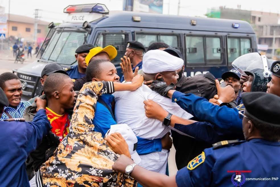 JeampyAlivision's tweet photo. 🇨🇩 #Urgent #RDC | Sit-in du 12 juin : le Procureur général ouvre une information judiciaire

Le Procureur général près la Cour de cassation a annoncé, ce vendredi 19 juin 2026, l'ouverture officielle d'une information judiciaire à la suite des incidents survenus lors du sit-in organisé le 12 juin dernier devant le Palais du Peuple, à Kinshasa.

Dans un communiqué, le parquet indique que cette procédure vise à faire toute la lumière sur les événements qui ont émaillé cette manifestation, notamment les actes de violence, les troubles à l'ordre public ainsi que les dégâts matériels et les préjudices humains enregistrés au cours de cette journée.

Les enquêteurs ont été instruits de réunir tous les éléments de preuve nécessaires afin d'identifier les éventuels responsables et de déterminer les circonstances exactes des faits. Le ministère public précise que les investigations concerneront aussi bien les auteurs directs que les éventuels coauteurs, complices ou commanditaires.

Le Procureur général rappelle que nul n'est au-dessus de la loi et assure que toute personne dont la responsabilité pénale sera établie répondra de ses actes devant les juridictions compétentes, conformément aux dispositions légales en vigueur.

Cette décision marque une nouvelle étape dans le traitement judiciaire des événements du 12 juin et pourrait avoir d'importantes répercussions sur le paysage politique national, alors que les débats autour des responsabilités des différents acteurs continuent d'alimenter l'actualité.