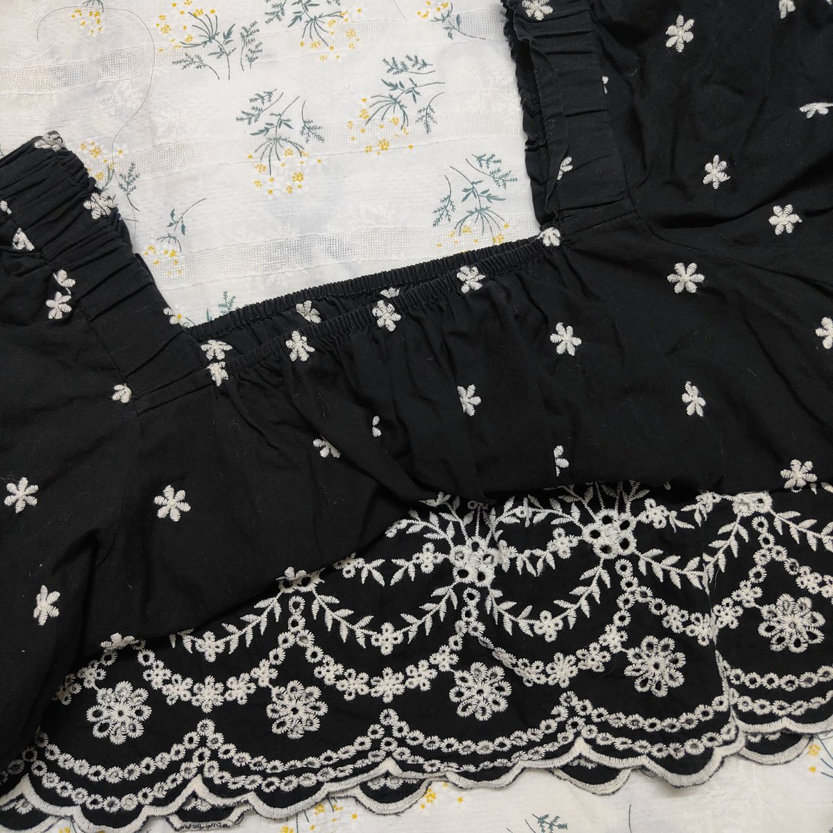 Mheebrown76's tweet photo. (76) เสื้อดำแขนตุ๊กตาลายดอก 
Sz. อกถึง 36
🍥 40 บาท

#ส่งต่อเสื้อผ้ามือสอง #ส่งต่อเสื้อผ้ามือ2  #เสื้อผ้ามือสอง #เสื้อผ้ามือ2 #ส่งต่อ #ส่งต่อกระเป๋า  #โล๊ะตู้ #ส่งต่อเสื้อผ้า https://t.co/GkjirSCExN