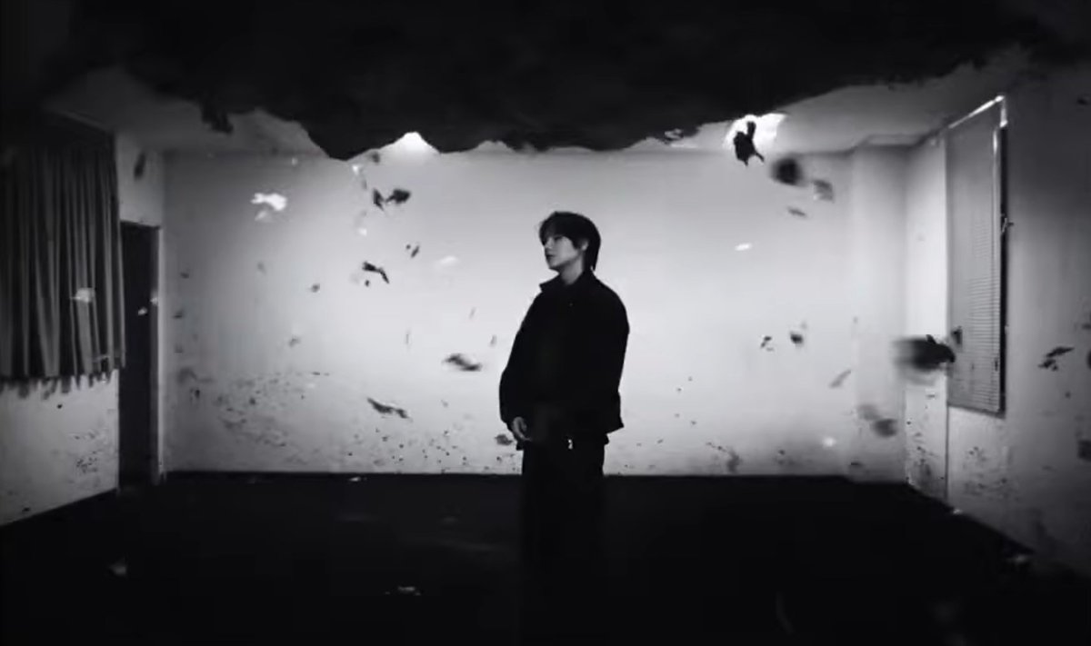 aegyoeobta's tweet photo. breaks my heart because the curtains and blinds closed are also symbolic in showing how he weathered his storm all alone, not letting anyone see what he went through. in his room/heart, stuck in a massive tornado, with lightening striking, a huge cloud over him. noone talk to me https://t.co/NSnY0JV0Ts