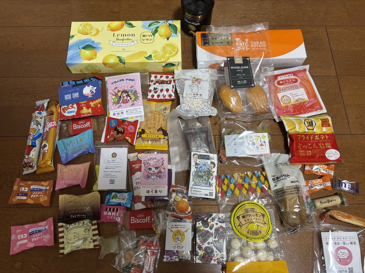 noricooper's tweet photo. クリエポ、三日間ありがとうございました！お越しいただいた方々、パンフレットを受け取っていただいた方々、同業の方々、本当にありがとうございました&amp;お疲れ様でした。
食べてしまったものもありますが、いただいた差し入れです。当分お菓子には困りません。ありがとうございます😊 https://t.co/066PnPKiVY