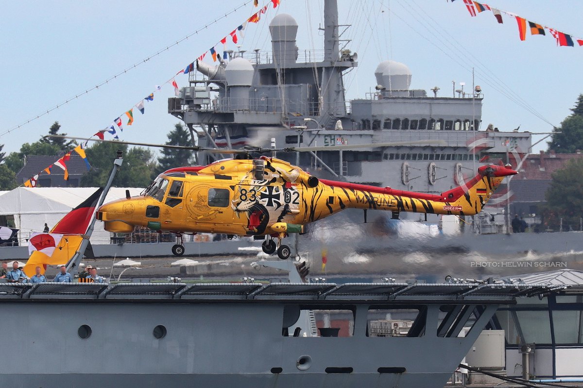 ScharnHelwin's tweet photo. Der Lynx nimmt wird ausgemustert, da sind die Open Days im Marinestützpunkt Kiel die ideale Bühne für eine Abschiedsvorstellung im Sonderkleid - hier zu sehen bei der Ankunft auf #Tender Werra⬇️ (Im Hintergrund "Mount Whitney") #Marineflieger #MFG5 #SeaLynx #Mk88A #KielerWoche https://t.co/rkLHTQRsOy
