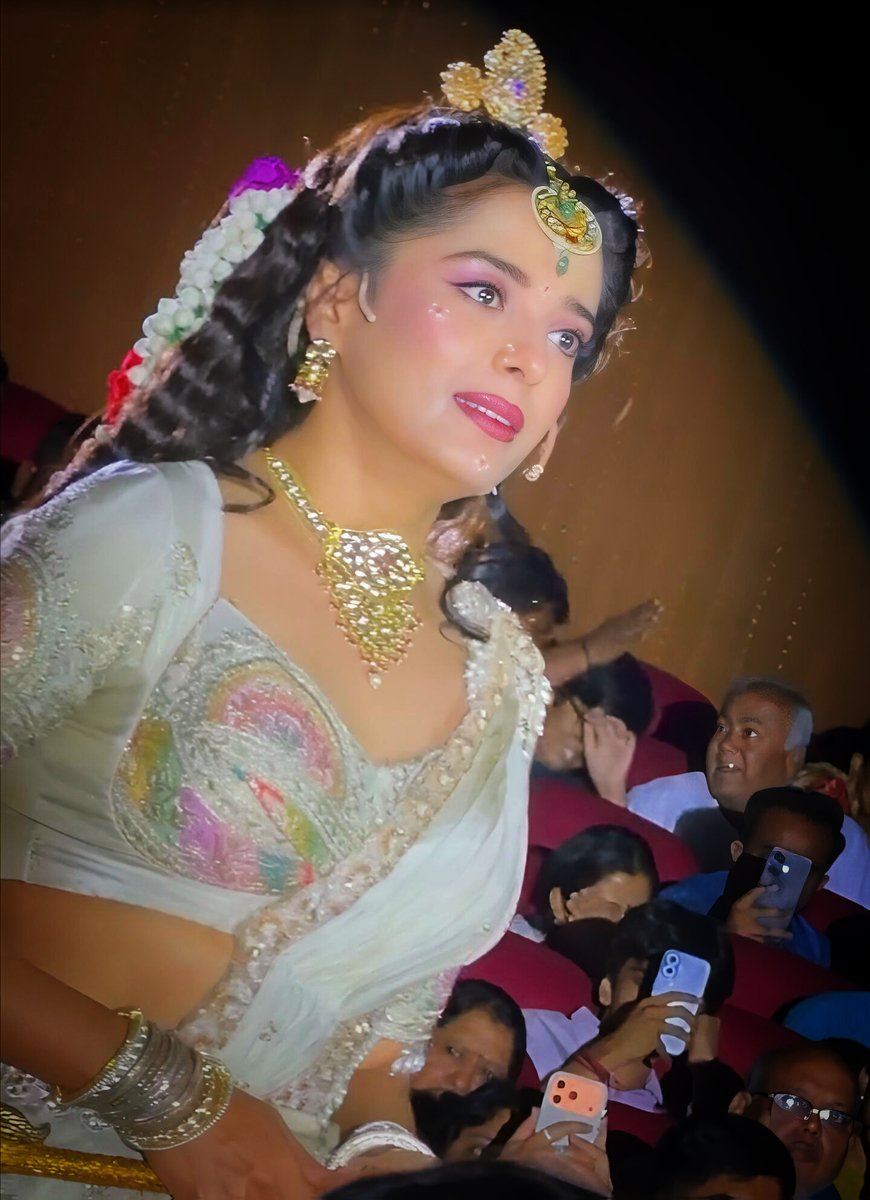 Mini72675788524's tweet photo. Pooja Sharma looks absolutely ethereal as Radha Rani. 😍❤️ Her divine grace, mesmerizing beauty, and serene aura make every frame look magical.

#PoojaSharma #MereKrishn https://t.co/3jCaSwS8Ck