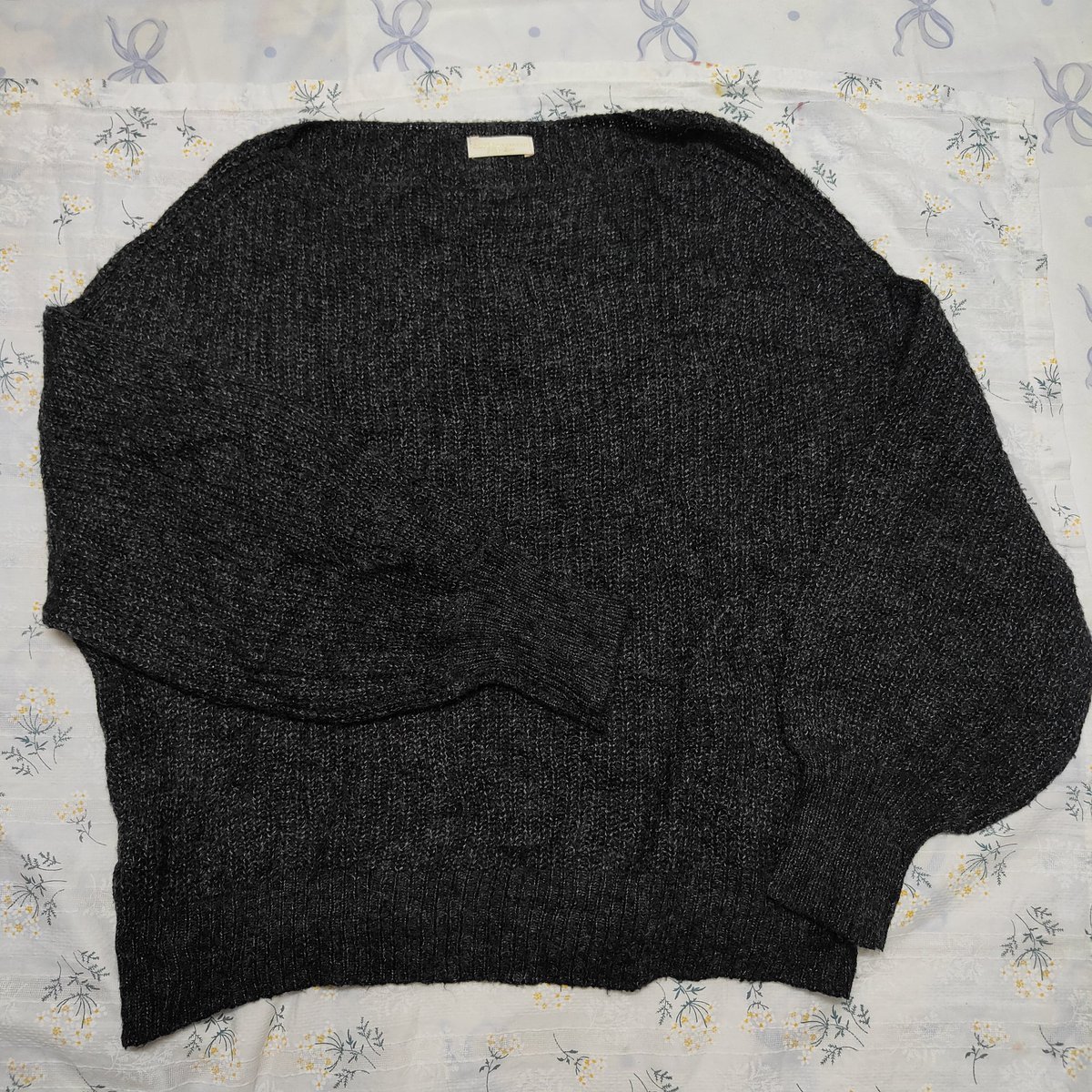 Mheebrown76's tweet photo. (83) ไหมพรมดำป้ายearth 
Sz. อกถึง 38
🍥 50 บาท

#ส่งต่อเสื้อผ้ามือสอง #ส่งต่อเสื้อผ้ามือ2  #เสื้อผ้ามือสอง #เสื้อผ้ามือ2 #ส่งต่อ #ส่งต่อกระเป๋า  #โล๊ะตู้ #ส่งต่อเสื้อผ้า https://t.co/Jdh1chViue