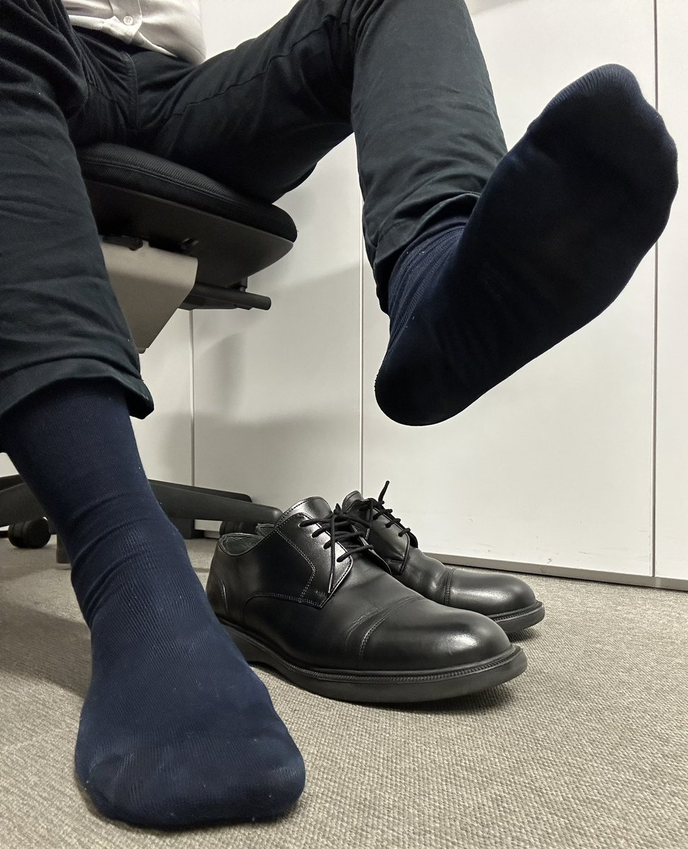 MasterSoxist's tweet photo. Your friday view here boi! You know what do to!! https://t.co/Hwohewedwg Same navy socks ready for my slave tonight!! https://t.co/STLIX8CaTb