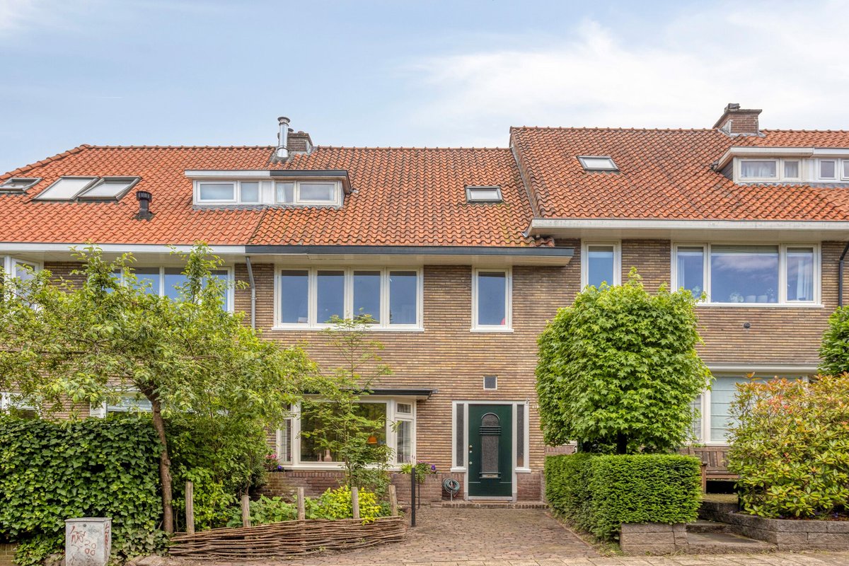 MarcsOG's tweet photo. NIEUW IN DE VERKOOP 🔥🔥🔥
In de gewilde wijk 📍'Gulden Bodem' te #Arnhem ligt deze sfeervolle en goed onderhouden jaren ’30 woning🏠 met tuin en berging. Authentieke charme met modern wooncomfort (♻️energielabel B) en met een zonnige, besloten achtertuin op het zuiden☀️
 719K https://t.co/ExJStwbyeV