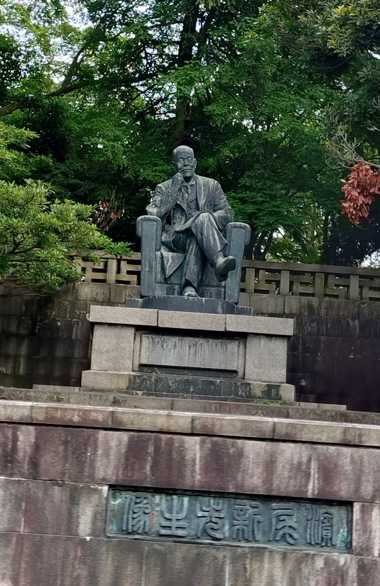 astronalphagem's tweet photo. 安田講堂横にある像の既視感の正体 https://t.co/R9DcETgteC