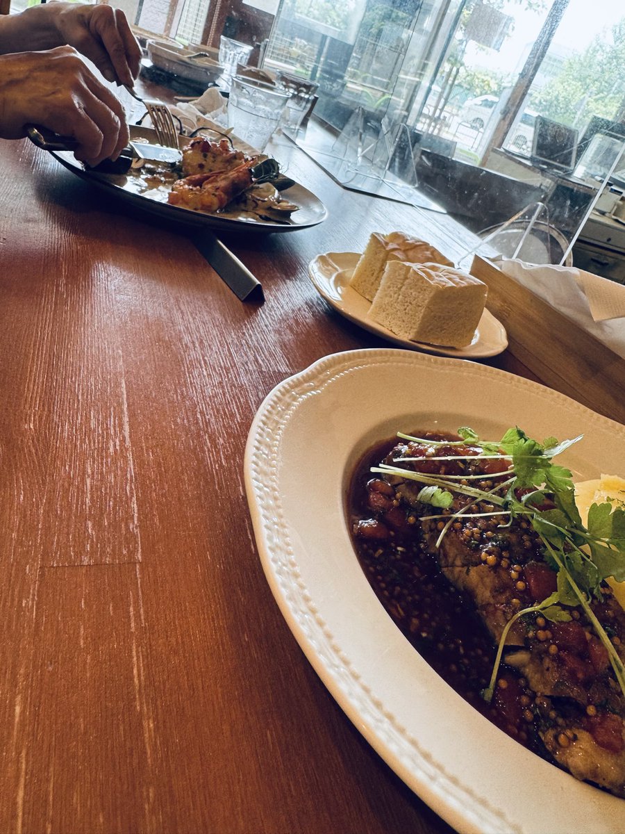 akaherock's tweet photo. 朝から叔母と用事を済ませて入ったフレンチのランチ、カウンターの向かいで調理してるんだけど元コックとして脱帽するくらい手抜きが無くて、その分時間かかったんだけど、待たされたと言うより待った甲斐があったって味でもう行きたい。夜行きたい。あんま良く無い立地で満席。 https://t.co/1loyadMC2L