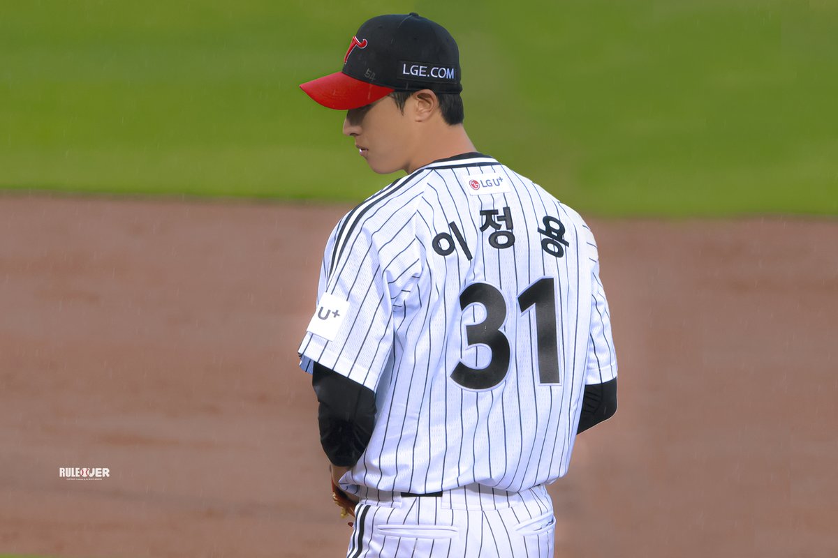 ruleover_lg's tweet photo. 첫승 축하 고생했다
#LG트윈스 #엘지트윈스 #이정용 https://t.co/XRAby2qzj5
