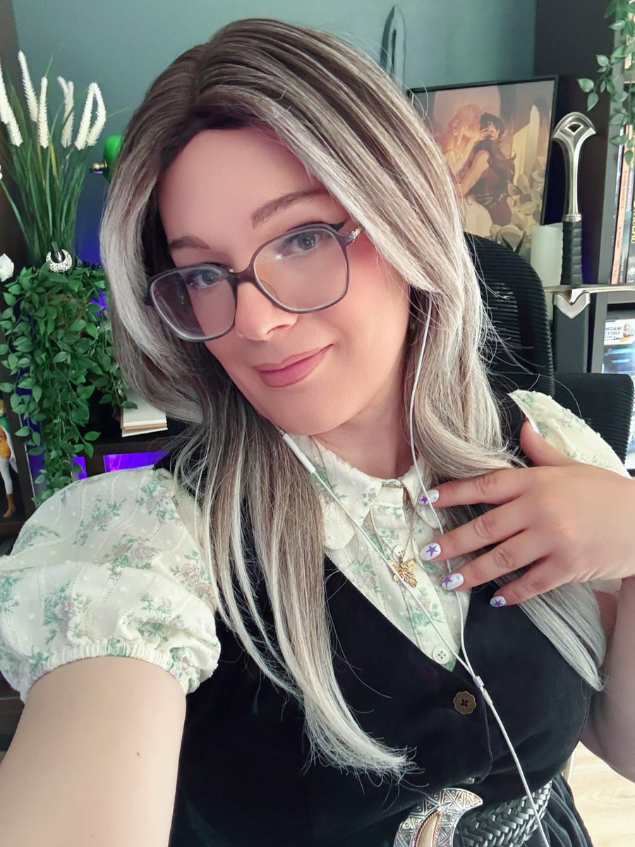 MaraHolmes_'s tweet photo. Going live till late tonight! Doing some co-working writing for a bit, then some games with friends, with late night soft and chill chats to round off Friday ❤️  

Come join me, won’t you? https://t.co/tBo3IOYH0Q