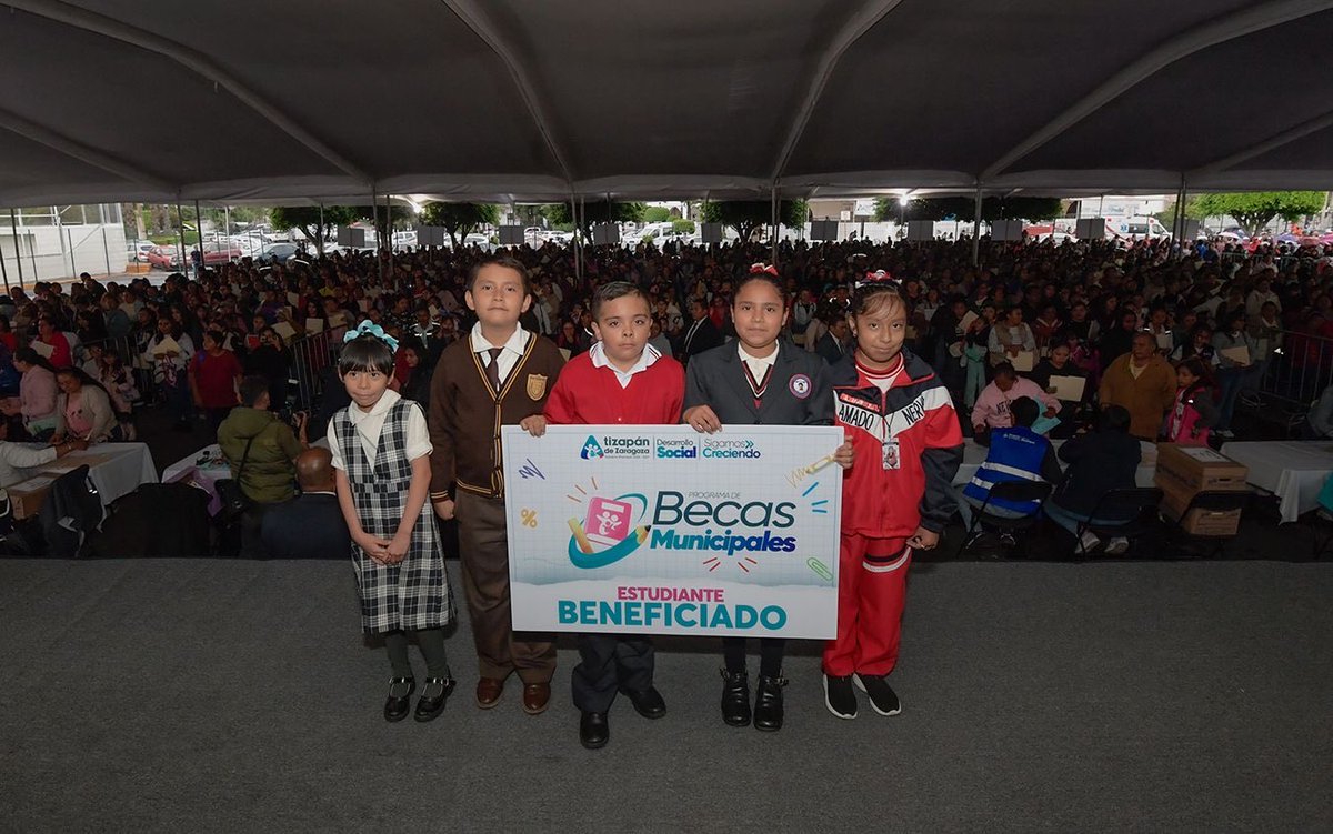 Pedro_RVillegas's tweet photo. Hoy apoyamos a 17 mil jóvenes que tienen sueños por cumplir y que mañana podrán convertirse en médicos, ingenieros, abogados o, ¿por qué no?, en quienes lideren el futuro de nuestro municipio. https://t.co/Y4F6q65zH2