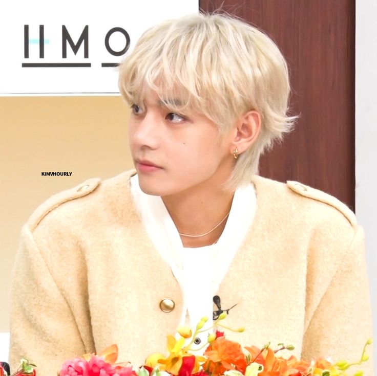 d0llthv's tweet photo. #taekookau #taekook

“dada, why did mama say ‘i love everyone’? mama only loves me and you, right? not everyone!”

after taehyung told his fans and staff “i love you” during an award speech, little haru became adorably upset, convinced his mama’s love belonged only to them. https://t.co/HkeDC7cZrm