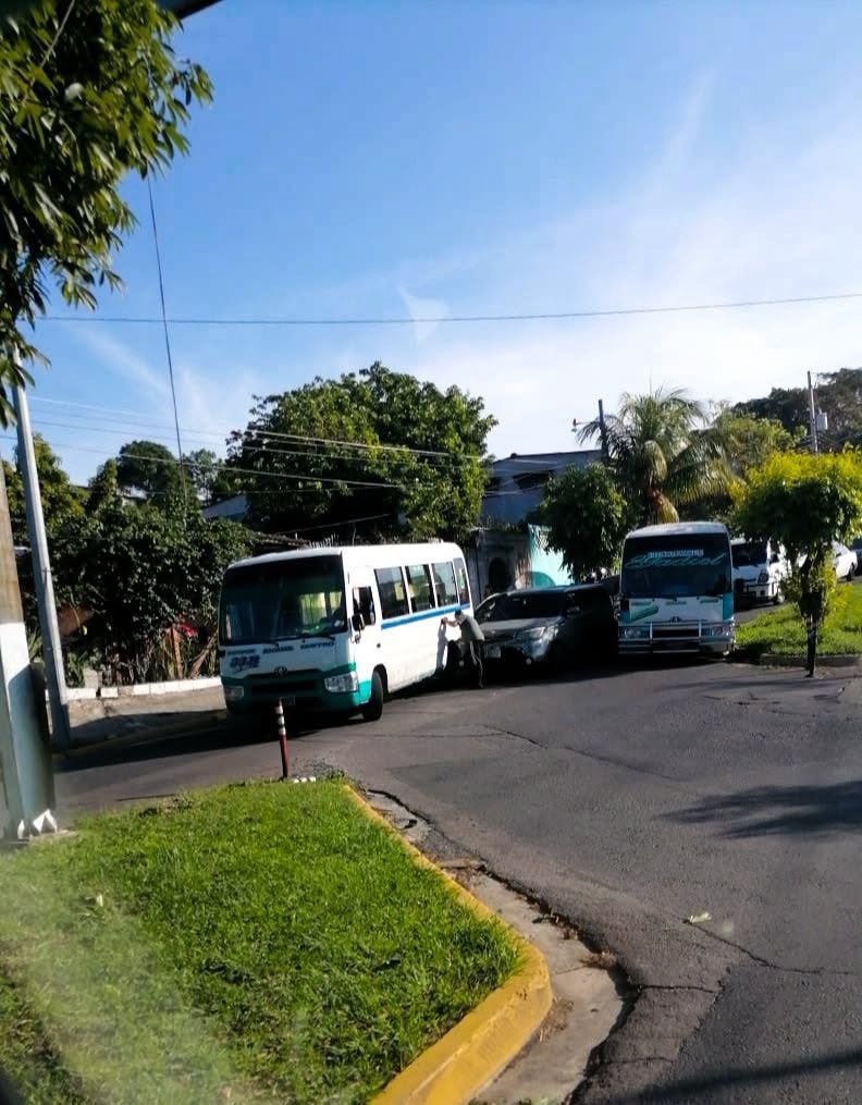 NotiInfoMundo's tweet photo. Noticias || ACCIDENTE ENTRE COASTER Y VEHÍCULO PARTICULAR CAUSA TRÁFICO EN MEJICANOS.

Un percance vial se registró en la avenida Don Bosco y la Circunvalación Universitaria, en el tramo que viene desde el centro comercial Zacamil, en el distrito de Mejicanos, San Salvador.

En el hecho se vieron involucrados una coaster y un vehículo particular, lo que provocó la obstrucción temporal del paso y generó fuerte carga vehicular en la zona.