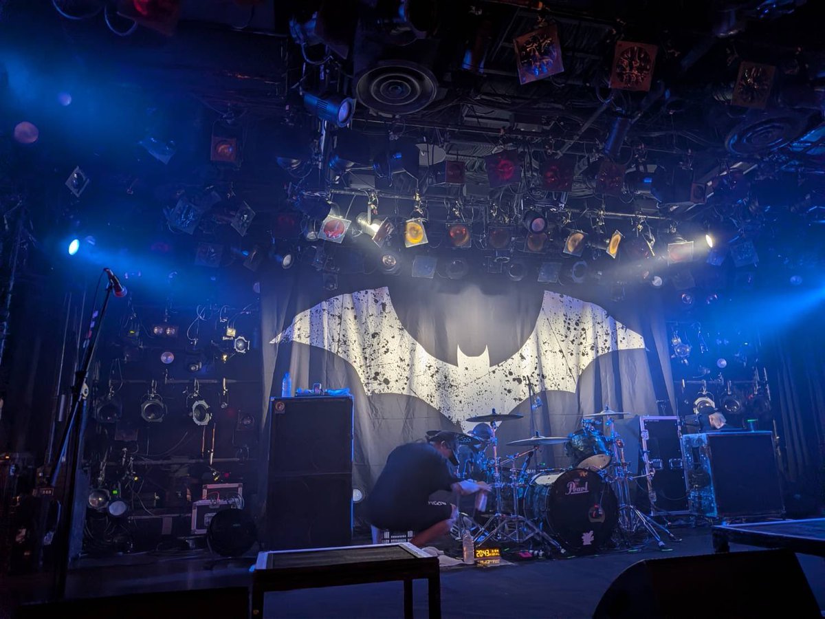 umiOOR1069's tweet photo. やっぱりSiM最高！！
1時間ちょっとでも新旧の曲を聴けて、満足感半端ないライブやった。
新曲もノリノリで最高にカッコよかった！
アルバム楽しみすぎる！！

#SiM https://t.co/cnCxZ2bJXl