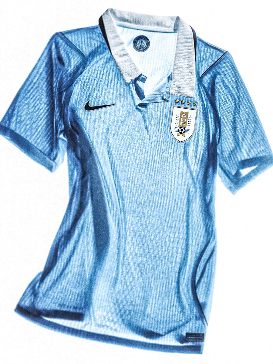 dataref_ar's tweet photo. 🔝🇺🇾 La camiseta titular de la Selección de Uruguay fue elegida como la MÁS LINDA de la Copa del Mundo 2026 según el diario estadounidense The Washington Post.

⁉️ ¿Quiénes completan el TOP 10?

2 | 🇩🇪 Alemania: titular.
3 | 🇪🇸 España: suplente.
4 | 🇿🇦 Sudáfrica: suplente.
5 | 🇨🇼 Curazao: suplente.
6 | 🏴󠁧󠁢󠁳󠁣󠁴󠁿 Escocia: suplente.
7 | 🇮🇷 Irán: titular.
8 | 🇸🇳 Senegal: titular.
9 | 🇹🇳 Túnez: alternativa.
10 | 🇧🇪 Bélgica: suplente.