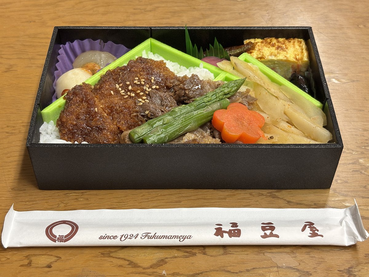 SunSun_fine's tweet photo. 今日のお昼ご飯は，福豆屋さんの「磐梯山弁当」。会津若松駅の駅弁みたいだけど，郡山の直営店で買いました (^◡^)。会津ソースカツ丼風がメイン，会津のアスパラも旬で美味しい。仕切りのグリーンの板は，磐梯山を模しているんだね⛰️ #美味福島 #楽都郡山 https://t.co/OV1ZkFIUHF