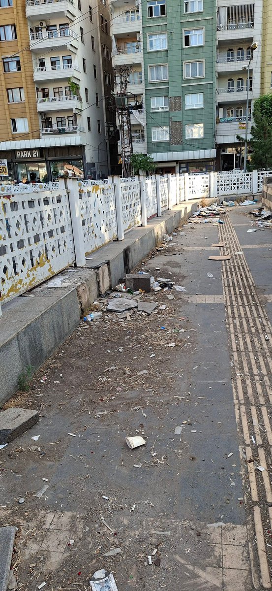 GizliArsiv's tweet photo. DEM Parti yönetimindeki Diyarbakır Büyükşehir Belediyesi şehri kaderine terk etmiş durumda.

📍 Yenişehir ilçesi Ofis semti ile Bağlar Koşuyolu Parkı ve çevresi adeta pislik içinde bırakılmış. 

Temizlik en temel belediye hizmetidir. Onu bile beceremiyorlar. https://t.co/U69ZZQf6UU