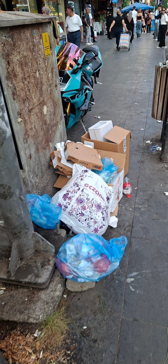 GizliArsiv's tweet photo. DEM Parti yönetimindeki Diyarbakır Büyükşehir Belediyesi şehri kaderine terk etmiş durumda.

📍 Yenişehir ilçesi Ofis semti ile Bağlar Koşuyolu Parkı ve çevresi adeta pislik içinde bırakılmış. 

Temizlik en temel belediye hizmetidir. Onu bile beceremiyorlar. https://t.co/U69ZZQf6UU