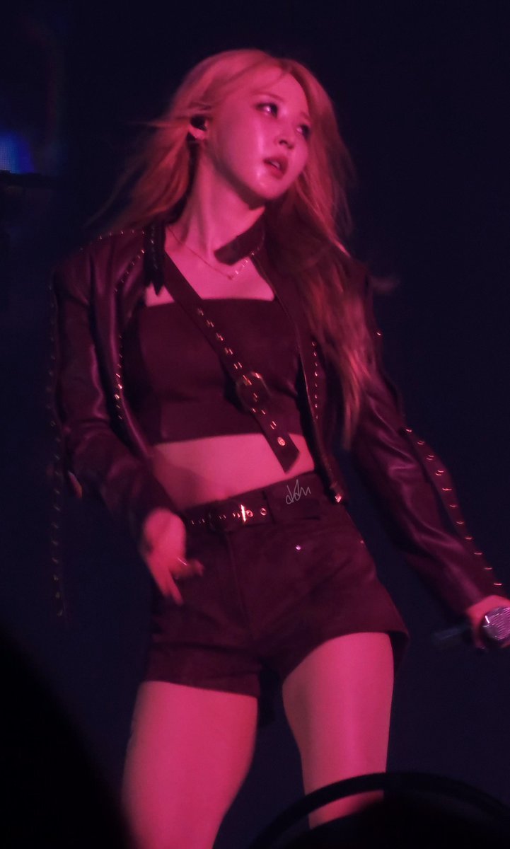 dear_byul's tweet photo. MOONBYUL WHAT THE FUCK https://t.co/autHVdBQTE