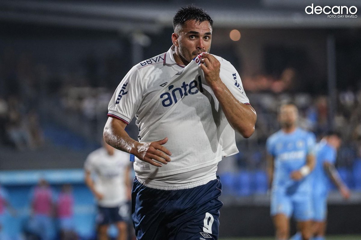 decanocom's tweet photo. "Maxi, goles para rato" ⚽️ 🇳🇱

Maximiliano Gómez, que cumplirá 30 años en agosto, extendió su vínculo con Nacional por dos años 

Nota: https://t.co/NLuXnNZwXt

#LaComunidadDelHIncha 🗣️