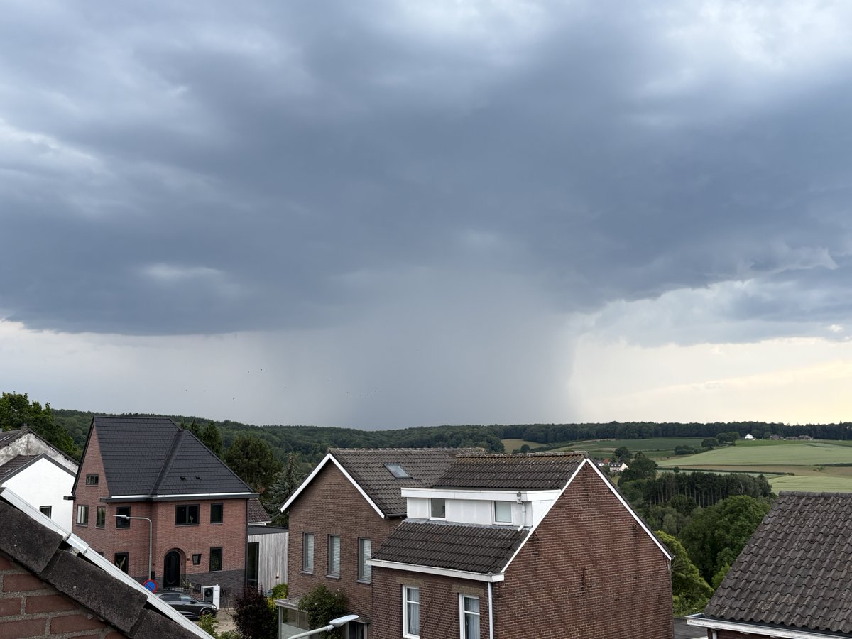 bock_auf_snow's tweet photo. Dadelijk gaat t los #vijlen #oranje #onweer https://t.co/Atsjp7MsmX