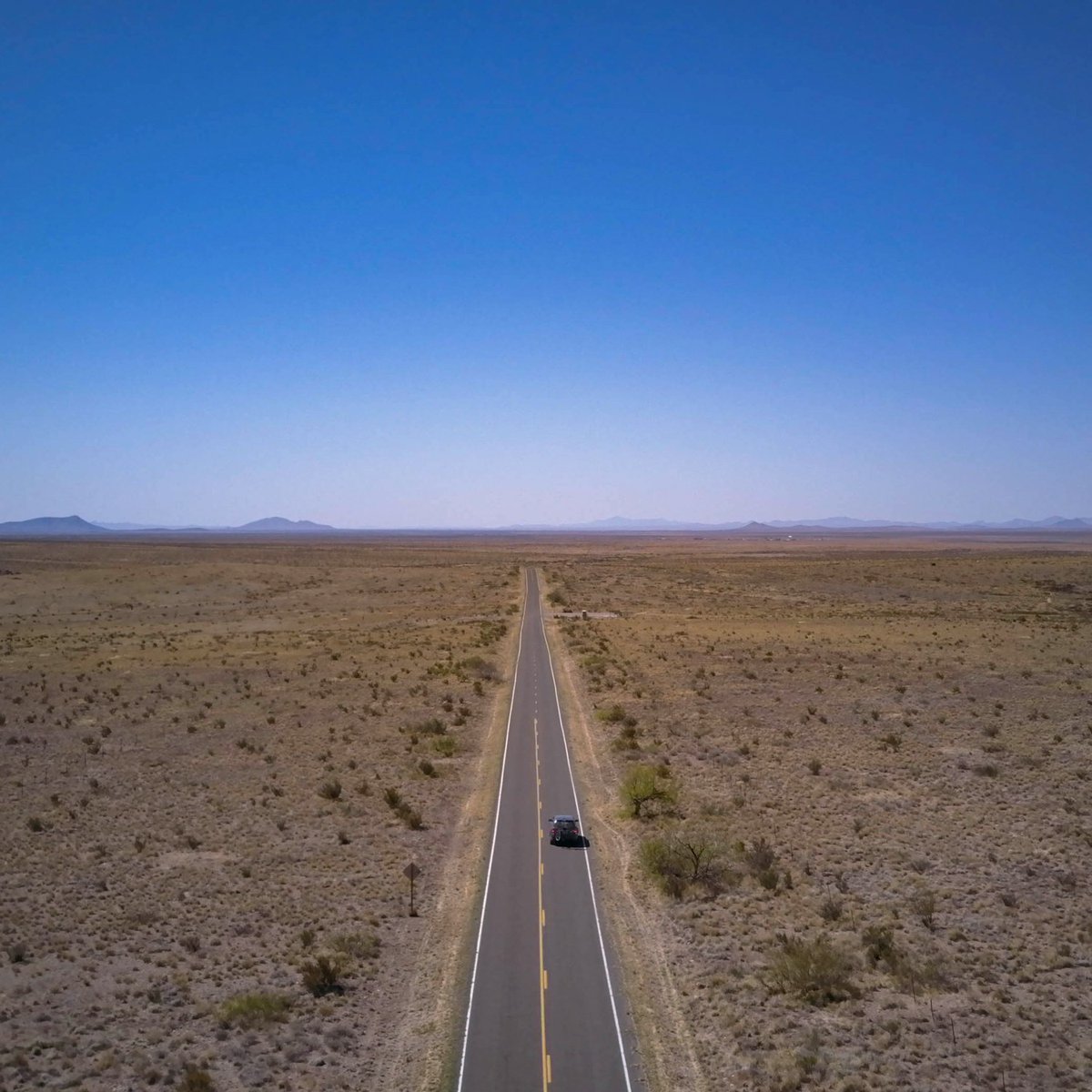 505Nomad's tweet photo. Road to the horizon (near City of Rocks) 🤩
#travel #roadtrip #daytrip #vacation #openroad #hittheroad #NewMexico https://t.co/pYs7DZdXx4