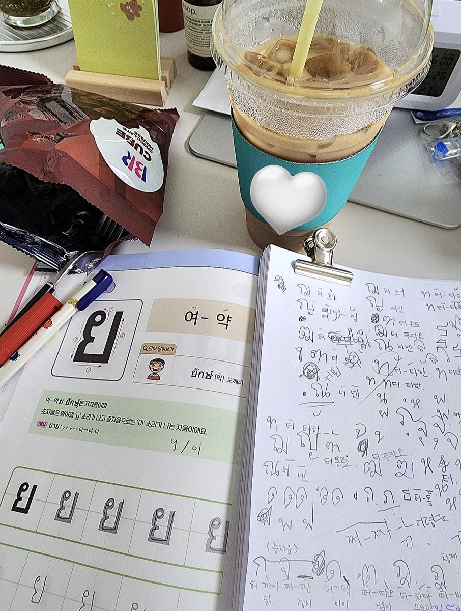 03latte19's tweet photo. 오늘은 태국어 공부한 지 2년째 되는 날이다
예전 사진보니 많이 성장했구나 싶고 감개무량 하고😭
할수록 나의 무지함을 느끼지만 
그만큼 재밌고 더더더 알고 싶다
3년 되는 날도 자축할 수 있도록 쑤쑤ๆ

ฉันอยากชมตัวเองที่เรียนภาษาไทยมาอย่างสม่ำเสมอตลอดสองปีที่ผ่านมา

#langtwt #studytwt https://t.co/NW6Uzt8LNj
