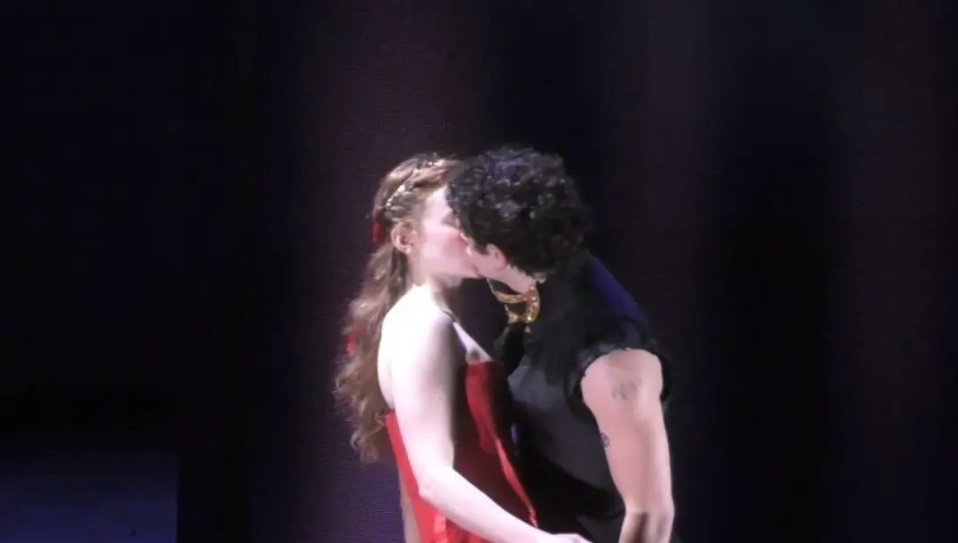 Nadia95115173's tweet photo. Imagine your job is to kiss Sadie Sink every day, every week, for almost four months. I don't envy you, Noah, not at all🫠 https://t.co/87AXDxFDvP