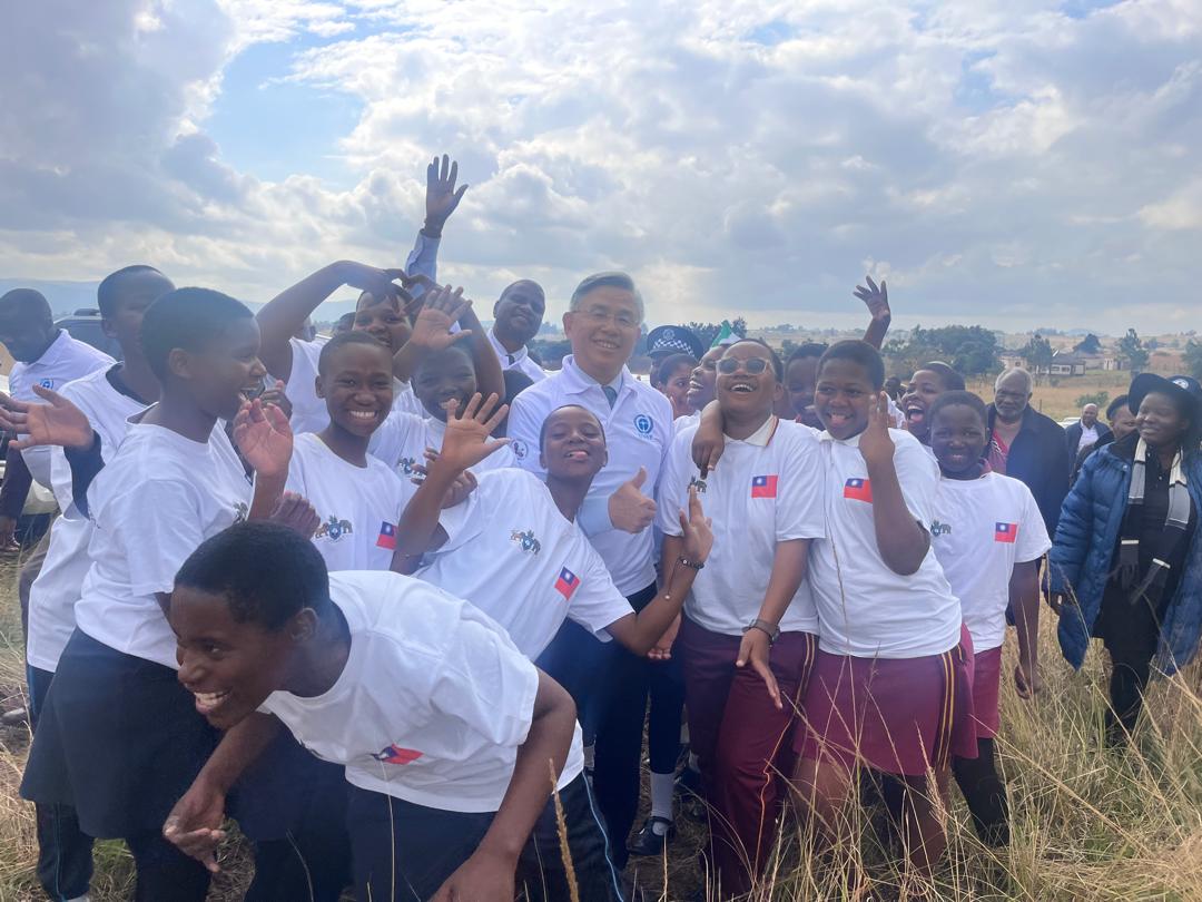 TW_Eswatini's tweet photo. Amb. Liang, Minister Tshauke &amp; friends got down to the business of tree-planting🌳 to mark Desertification &amp; Drought Day at Mkhiweni Inkhundla. #Taiwan🇹🇼 &amp; #Eswatini🇸🇿 can help @UNCCD🇺🇳 preserve rangelands as part of global🌐 efforts supporting food security &amp; climate resilience. https://t.co/Kx1snJGmhr