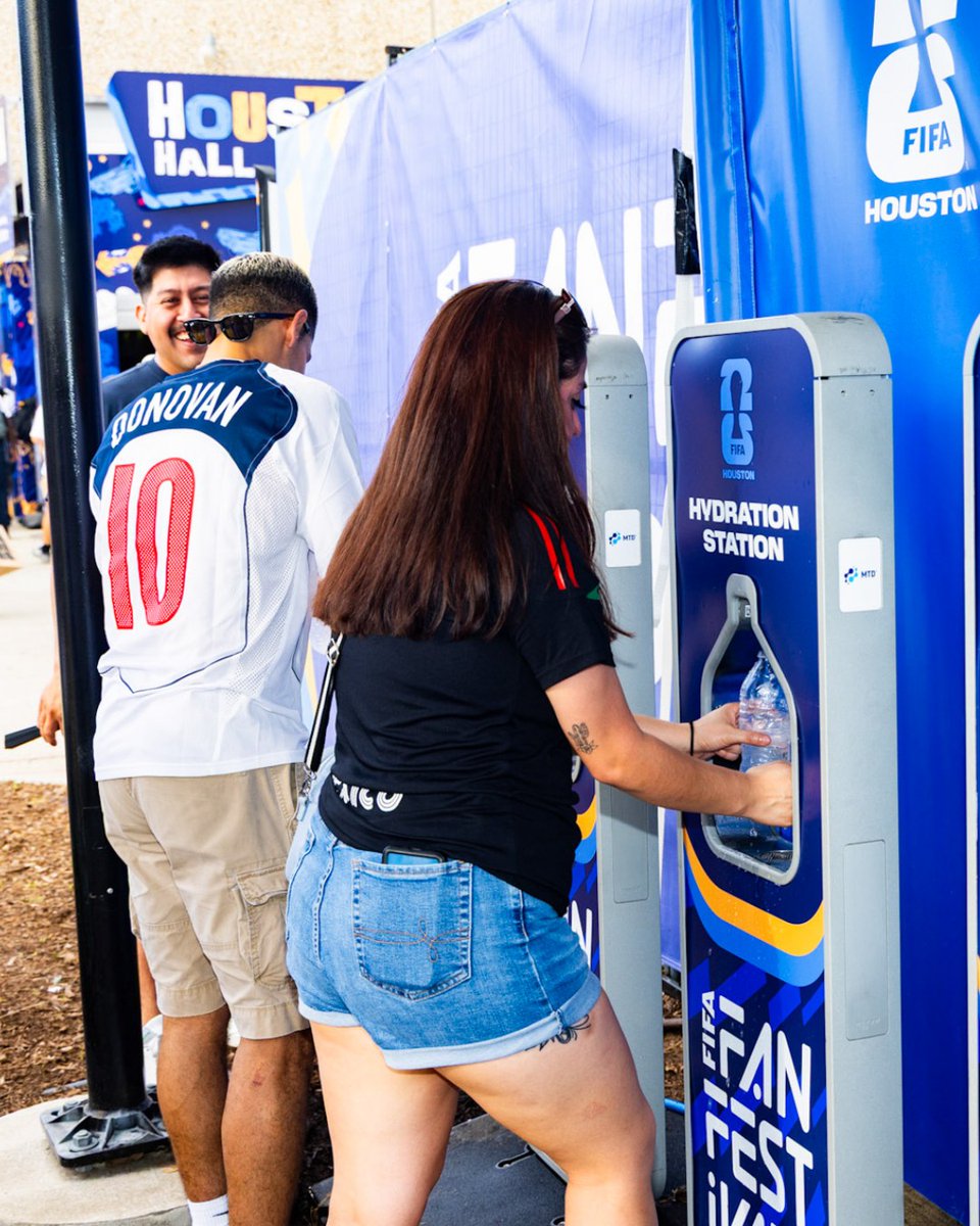 FWC26Houston's tweet photo. 3️⃣ rules today:

💦 Hydrate
☀️ Wear sunscreen
🔊 Get loud

#FIFAFanFestival https://t.co/GmdSXZvfmD
