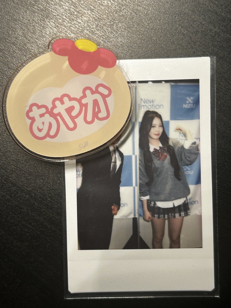 fuu_WithU21's tweet photo. アヤカちゃん23歳のお誕生日おめでとう🎁🎊

��ヤカちゃんを推してから今年で早3年目になります！
新米オタクとしていろんなお友達と繋がれて本当に感謝しかないです！

今年は成人式にスーツを見せに行ったり、去年は香港→全サでお話できてめっちゃ嬉しかったです！！

ツアーも去年から数えきれないくらいいかせていただきました！！
僕の大学生活はアヤカちゃん一色です！

今年でもっと好きになったしこれからも
もっと応援します！

何があっても僕らはみんな味方です！
どこへ行こうと、なにをしようと、その挑戦を僕は応援します！

雑誌の表紙も本当におめでとう！

23歳おめでとう���ざいます！🔥

p.s.今年はファンサいっぱいください🤍🌷
去年の全サの動画載せるので去年の今頃こんなのだったなーって思い出しておいてね😗

#AYAKA_bubble
#HappyAYAKAday
#23歳のアヤカとDREAM_WITH_ME 
#AYAKA