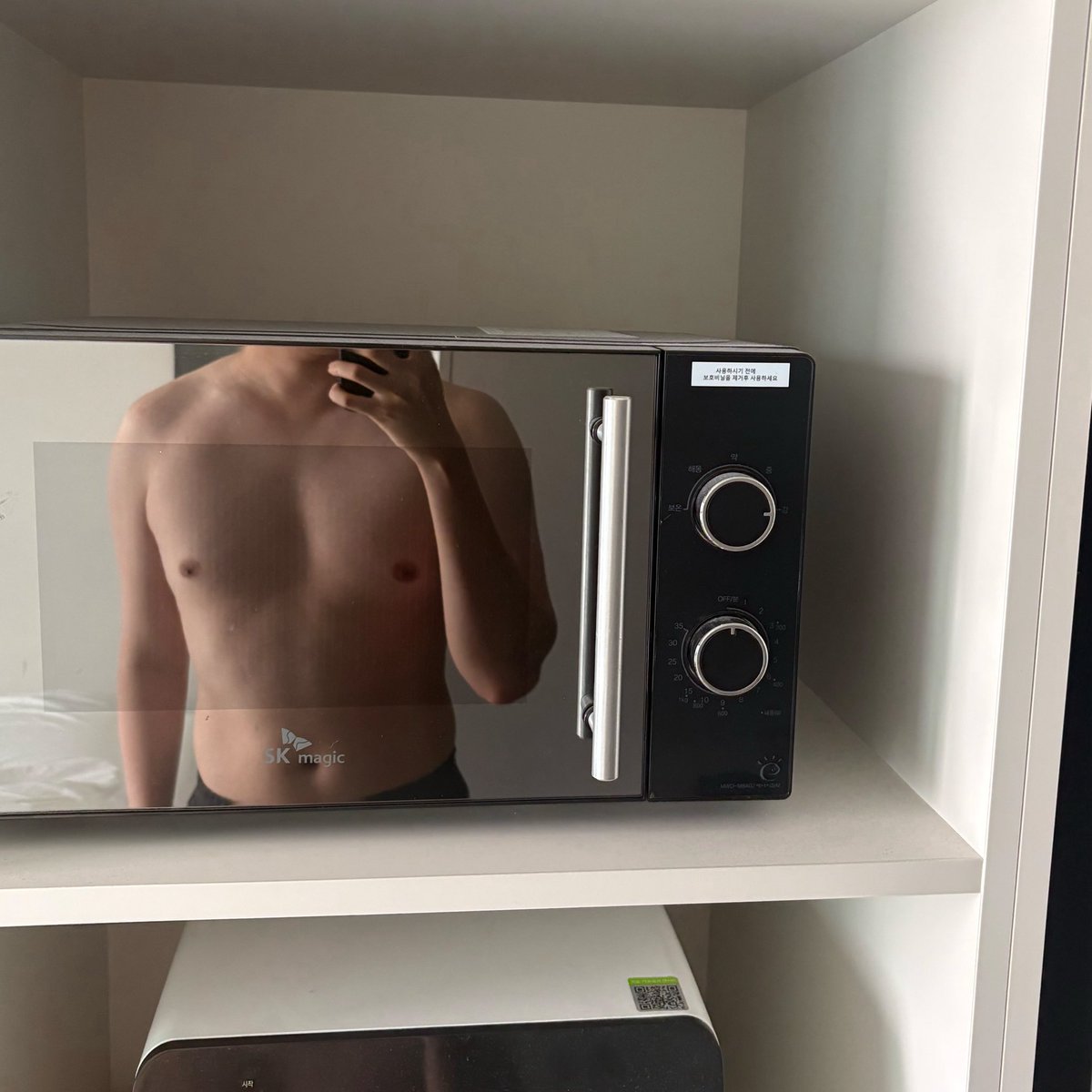 adm1345's tweet photo. 사실 쉬는동안 허리를 다쳤고
그래서 운동을 못했고
그래서 살이 좀 쪘고
그래서 자신감이 좀 떨어졌었어요 https://t.co/yNEg7cKBhC