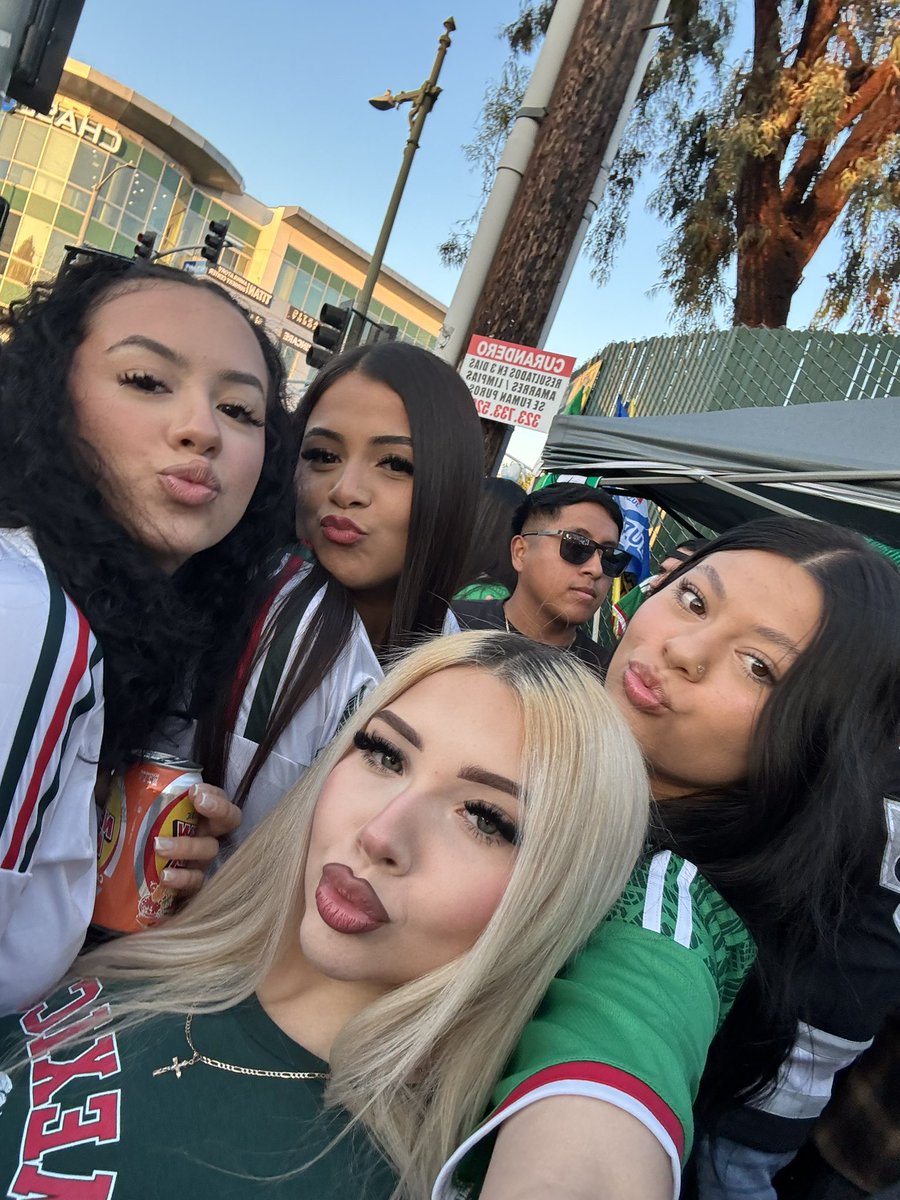 bernalliyah's tweet photo. me &amp; the girls in Ktown 🇲🇽 https://t.co/K6tLY2r9MU