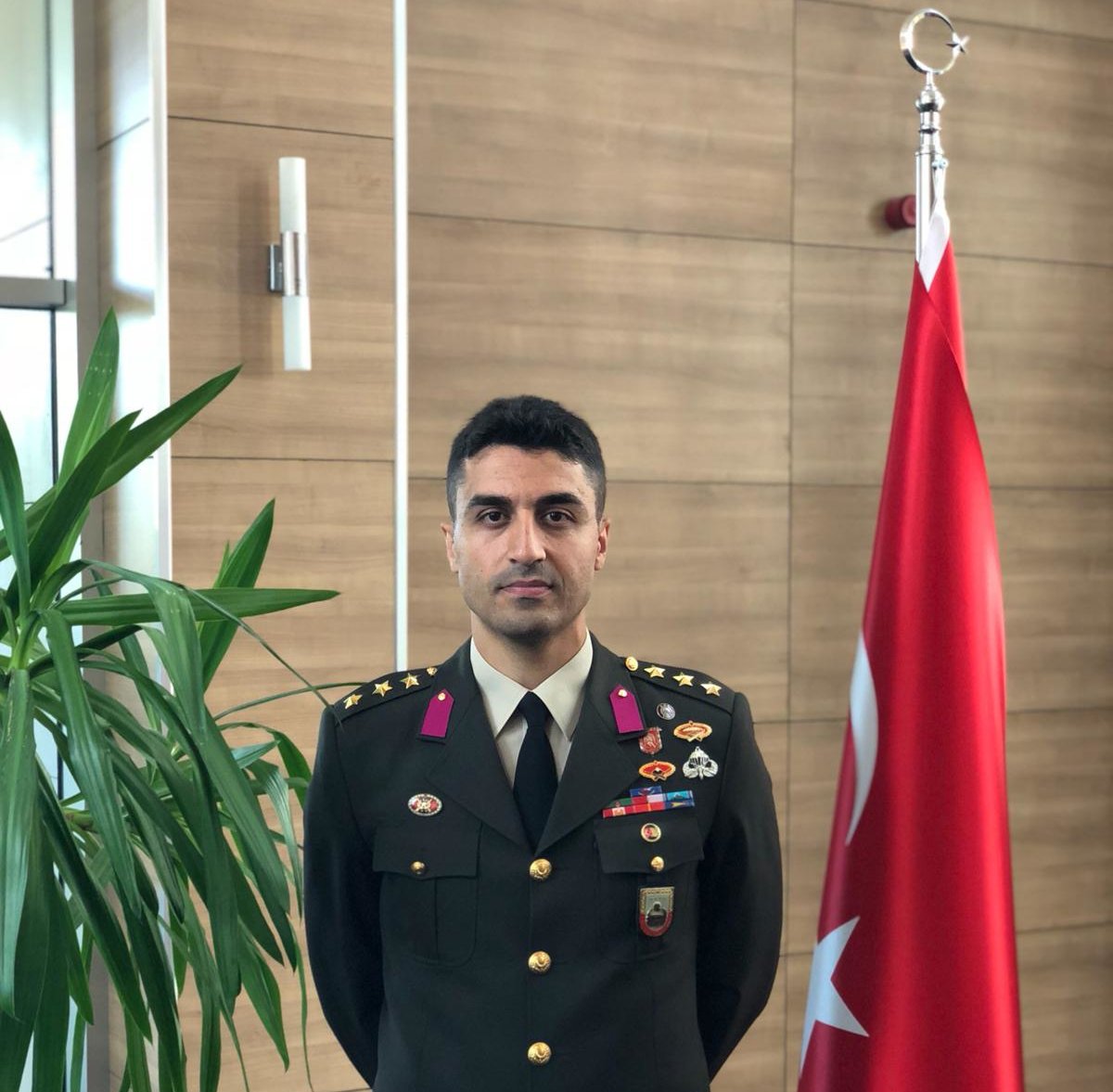 MilliyetciHbr's tweet photo. 📢Kara Harp Okulu mezuniyet töreninden sonra teğmenler kılıç çatıp 
"#MustafaKemalinAskerleriyiz" dediği için #TSK'dan ihraç edilen Tabur Komutanı Kurmay Yarbay Halit Türkoğlu açtığı davayı kazandı.

İdare Mahkemesi, ihraç kararını oybirliğiyle iptal etti.
(@MuyesserYildiz Müyesser Yıldız)