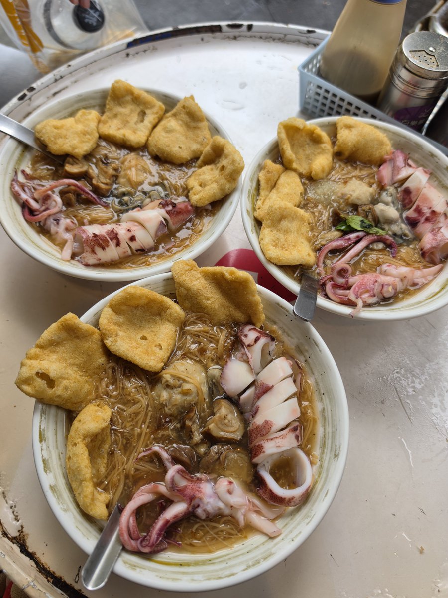 NooMook29's tweet photo. รีวิวร้านหมี่ที่ฟอสบุ๊คไปกิน 🤣🤣
ร้านนี้จะอยู่แถวจงซาน ขนาดที่กินคือถ้วยเล็ก ถ้าใครเคยกินหมี่อาจง ก็จะแนวๆนั้นเลย เพียงแค่ร้านนี้จะมีสิงสาราสัตว์เยอะขึ้นมาหน่อย อันที่อร่อยสุดคือลูกชิ้นปลาที่เป็นแผ่นๆ เพราะมันทำให้ดูรสชาดดีขึ้น เพราะอย่างอื่นจะออกแนวจืดนิดๆ
ร้านนี้ปกติจะคิวยาวนิดนึงเพราะโต๊ะน้อย
ใครได้ไปไทเป ไปลองดูกันได้นะ 😊
#fforce_ #kasibook