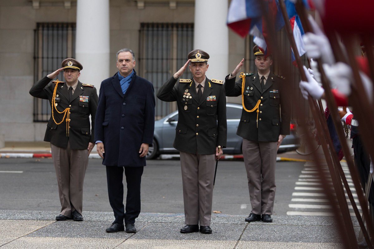 compresidencia's tweet photo. 🇺🇾 El presidente @OrsiYamandu encabezó el homenaje a José Gervasio Artigas en el 262.° aniversario de su natalicio, en una ceremonia realizada en la Plaza Independencia.

Participaron también el secretario de Presidencia, @pachasanchez; el prosecretario, @jdiazalmeida; ministros y otras autoridades nacionales. 

El acto incluyó la colocación de una ofrenda floral al pie del mausoleo del prócer y la participación del Regimiento de Blandengues y el Batallón Florida.

🔗
https://t.co/ow7jMD1VfJ